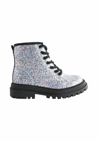 Bottines à paillettes avec une base argentée, des lacets noirs, une semelle en caoutchouc noir épaisse et des particules de paillettes colorées pour une finition texturée.