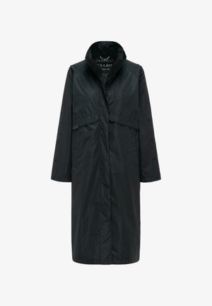 Lange zwarte regenjas met hoge kraag, voorflappenzakken en drukknoopsluitingen langs de mouwen, ontworpen voor volledige bedekking.