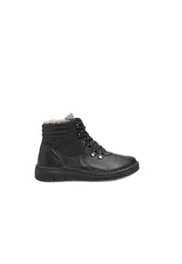 Botín negro de tobillo hecho de cuero texturizado con un collar acolchado, ojales de metal y una suela de goma flexible, con un diseño de cordones.