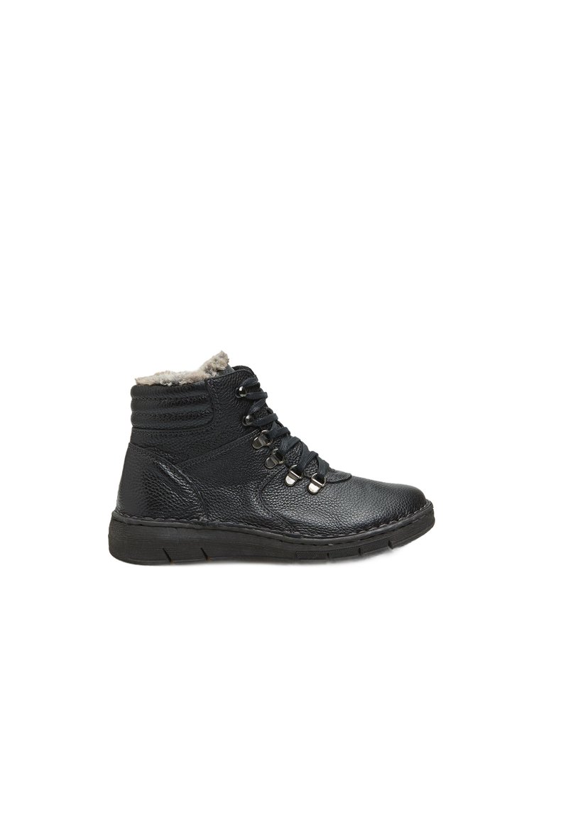 Botín negro de tobillo hecho de cuero texturizado con un collar acolchado, ojales de metal y una suela de goma flexible, con un diseño de cordones.