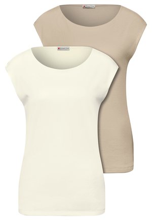 Zwei Damenoberteile mit kurzen Ärmeln und Rundhalsausschnitt, eines beige und eines elfenbeinfarben, überlappend mit sichtbaren Street One Markenetiketten.