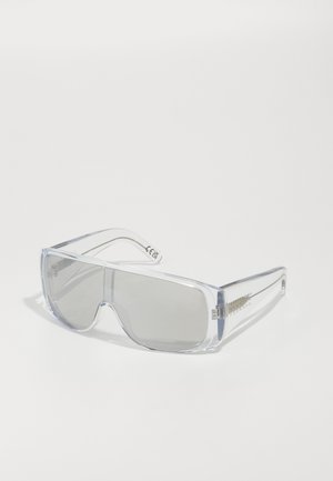 Sonnenbrille mit transparenten Kunststoffrahmen, übergroßen grauen Gläsern und subtiler Struktur an den Seiten. Verfügt über eine Markenkennzeichnung an den Bügelakzenten.