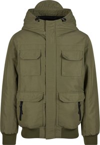Chaqueta verde oliva hecha de una tela suave, con capucha, cierre frontal, cuatro bolsillos delanteros y puños acanalados.