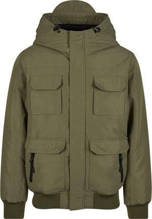 Chaqueta verde oliva hecha de una tela suave, con capucha, cierre frontal, cuatro bolsillos delanteros y puños acanalados.
