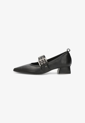 Zapatos negros de piel de tacón bajo con punta afilada y una amplia correa en el tobillo con detalles de hebillas plateadas. Textura suave con un detallado minimalista.