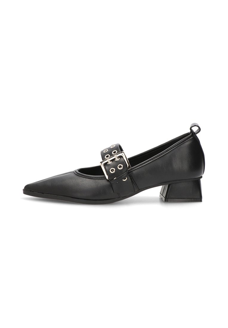 Zapatos negros de piel de tacón bajo con punta afilada y una amplia correa en el tobillo con detalles de hebillas plateadas. Textura suave con un detallado minimalista.