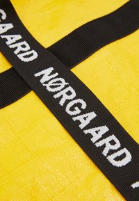 Mads Nørgaard LAUNDRETTE ALBA BAG - Shoppingveske - lemon chrome
