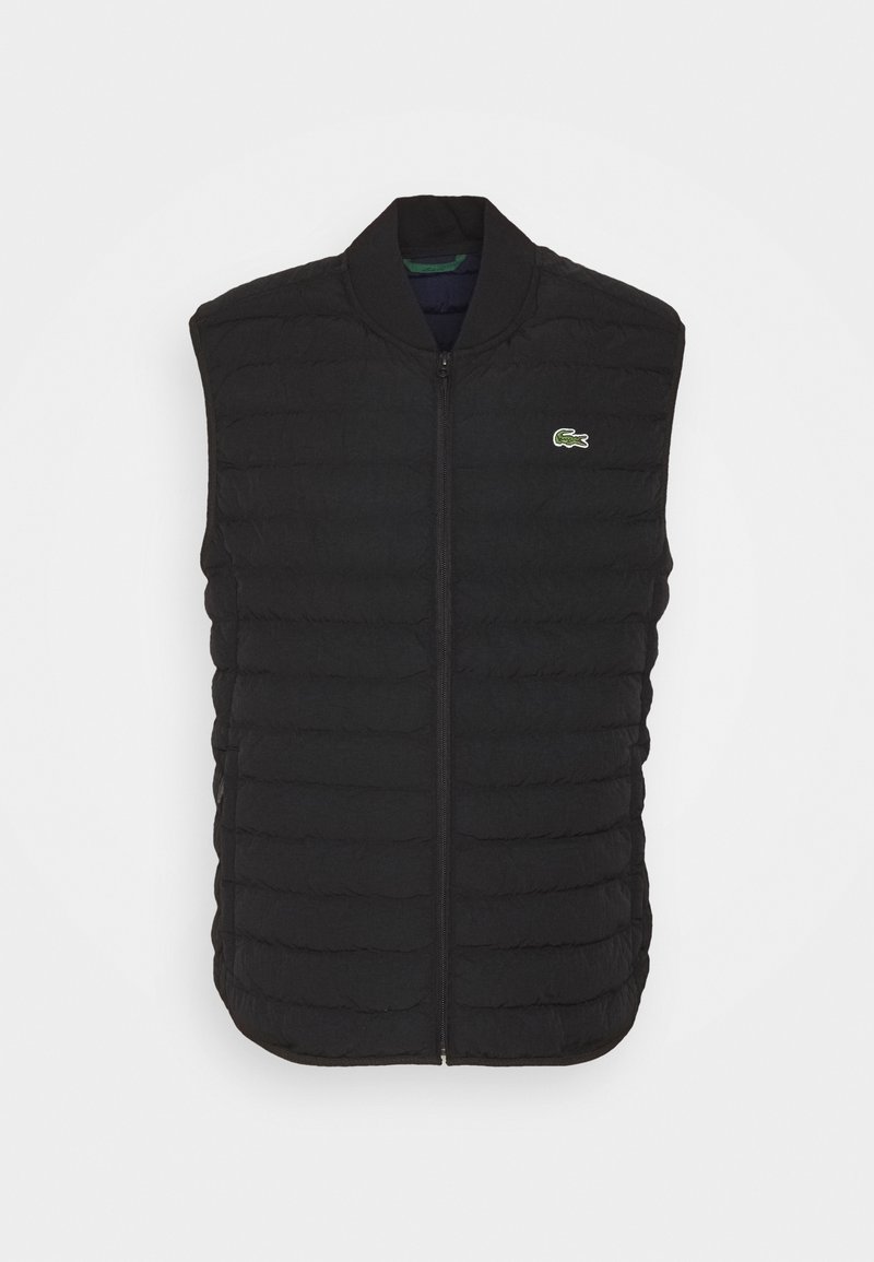 Czarna bezrękawnikowa kurtka typu puchowa z poziomym pikowaniem, zamkiem z przodu, stójką oraz małym zielonym logo na lewej piersi.