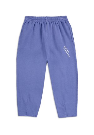 Helllila Jogginghose mit elastischem Bund, seitlichen Taschen und weißem Textdetail am unteren rechten Bein. Weicher, strukturierter Stoff.
