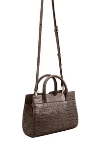 Bruine faux krokodillenleren handtas met dubbele handgrepen aan de bovenkant, een verstelbare schouderriem en een slank ontwerp met een gestoffeerde afwerking.