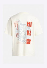 Maglietta di cotone color crema con una grafica blu e rossa che rappresenta una ciotola di cibo con testo e bacchette sul retro.