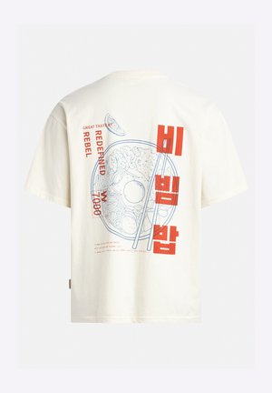 Cremefarvet T-shirt med et grafisk motiv af en skål med mad, tegnet med blå linjer og rød tekst. Korte ærmer og standard pasform.