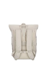 Sac à dos beige à revers, avec un dos rembourré en mesh, des bretelles réglables, une boucle de poitrine et des poches latérales, vu de l'arrière.