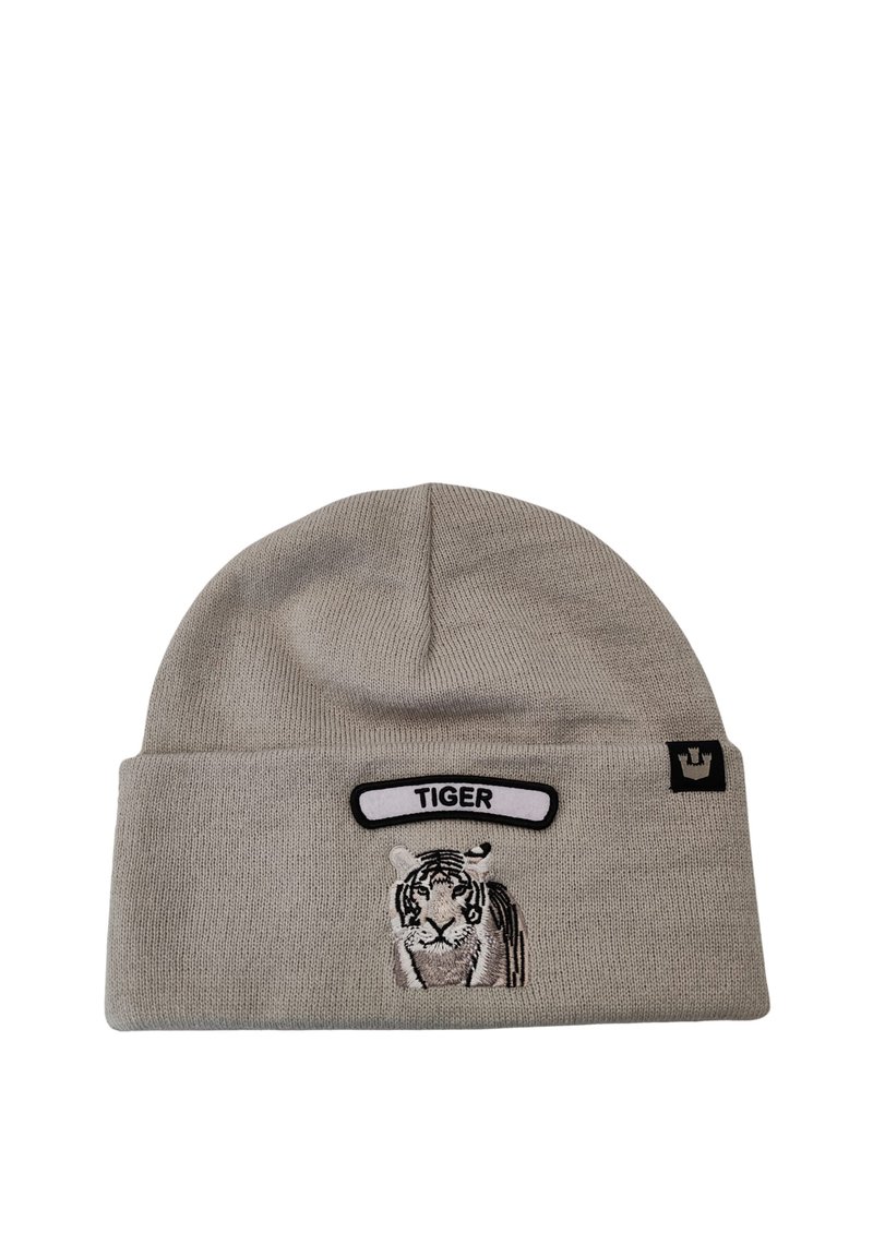 Berretto lavorato a maglia grigio con un design di tigre ricamato in bianco e nero e un'etichetta bianca con la scritta "TIGER" sopra.