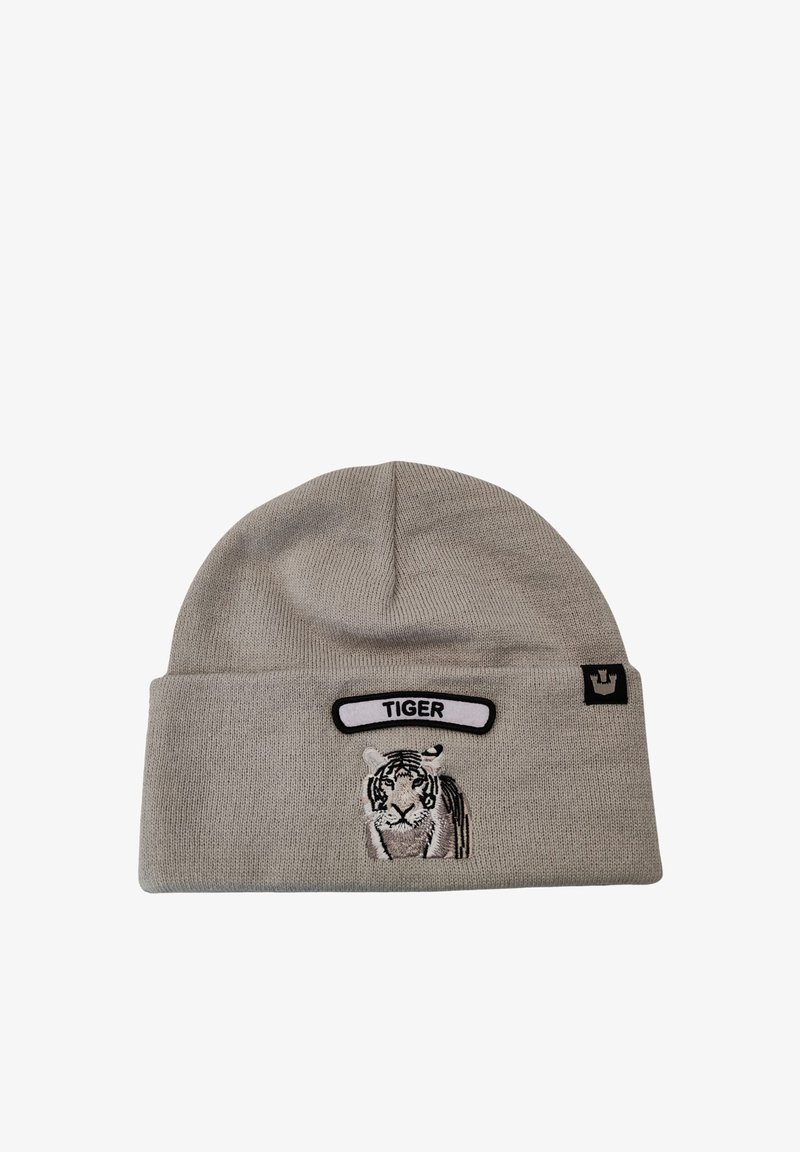 Berretto lavorato a maglia grigio con un design di tigre ricamato in bianco e nero e un'etichetta bianca con la scritta "TIGER" sopra.