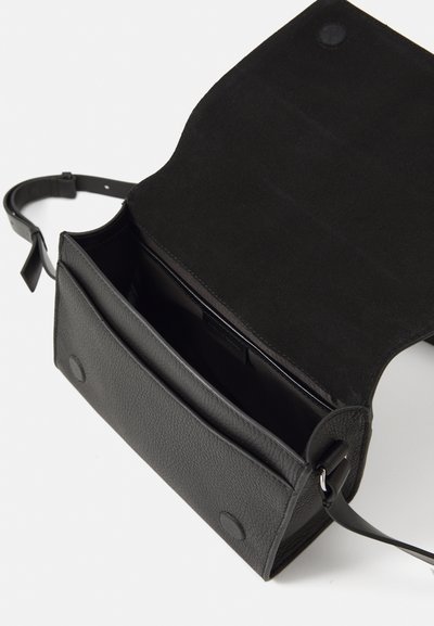 Borsa a tracolla in pelle nera con finitura testurizzata, pattina ripiegabile, chiusura magnetica e tracolla regolabile. L'interno presenta una tasca aperta.