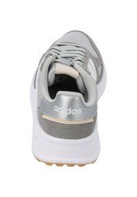 Sneaker atletico grigio realizzato in materiali in rete e scamosciato, con suola intermedia bianca, accenti argentati e suola in gomma testurizzata. Presenta il logo sul tallone.