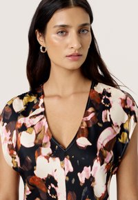 Soaked in Luxury SOAKED IN LUXURY - Maxi šaty - chocolate autumn leaves