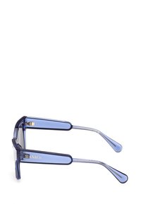 Ochelari de soare transparenți de culoare albastră, cu o formă pătrată, având un logo auriu pe templu și brațe elegante, evidențiate de o finisare netedă.