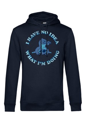 Navyblauwe hoodie gemaakt van zacht materiaal, met een afbeelding van een luiaard en de tekst: "IK HEB GEEN IDEE WAT IK AAN HET DOEN BEN" in lichtblauw.