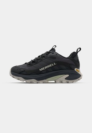 Schwarze Wanderschuhe mit einem Obermaterial aus Mesh und Synthetik, einer strukturierten Gummisohle und reflektierenden Akzenten. Mit Logo an der Seite und Zuglasche.