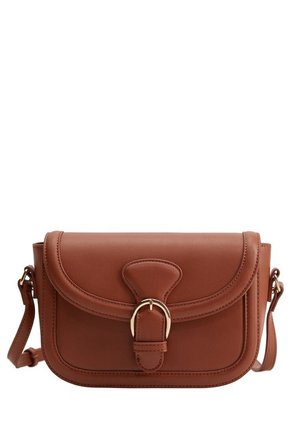 Ruskeanahkainen olkalaukku, jossa on etutaskun läppä, kullanvärinen solki ja säädettävä olkahihna valkoista taustaa vasten.