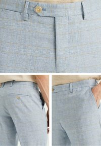 Světle modré kárované pánské kalhoty na míru s béžovými a žlutými tenkými pruhy, s poutky na opasek, předními záhyby, bočními a zadními kapsami na knoflík.