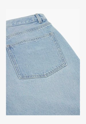 Jasnoniebieskie dżinsy z denimu pokazujące tylną kieszeń, szlufkę na pasek i szczegółowe przeszycia na teksturowanej tkaninie.