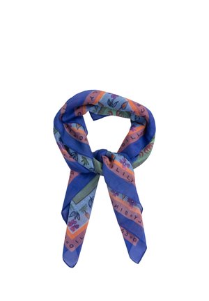 Blauw, groen en roze zijden sjaal met bloemenpatroon, los gestrikt, tentoongesteld tegen een witte achtergrond.