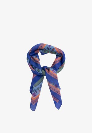 Blauw, groen en roze zijden sjaal met bloemenpatroon, los gestrikt, tentoongesteld tegen een witte achtergrond.