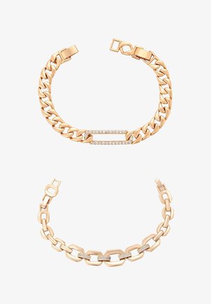 Twee armbanden van roségoud, één met een grote rechthoekige schakel met ingelegde diamanten, de ander met kleinere, met diamanten bezette schakels.