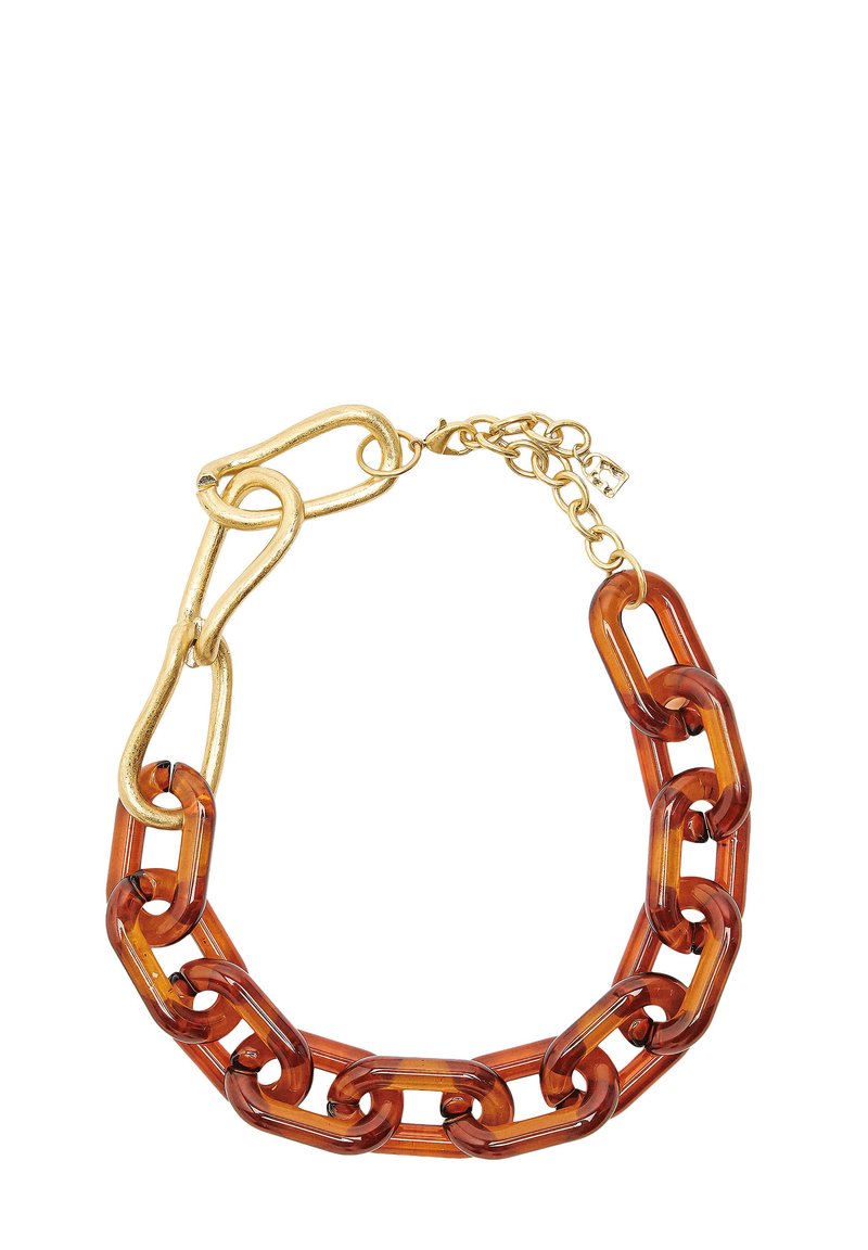 Gruba naszyjnik z dużymi linkami z żywicy o wyglądzie skorupy żółwia oraz przerośniętymi, teksturowanymi metalowymi ogniwami w kolorze złota, z zapięciem i łańcuszkiem przedłużającym w kolorze złota.