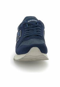 Navy blue urheiluhoone, jossa on kangas päällinen, teksturoitu mokka korostaa, vaaleampi kumipohja, ja nauhakiinnitys. Litteä varvasosa, pyöreä kantapää.