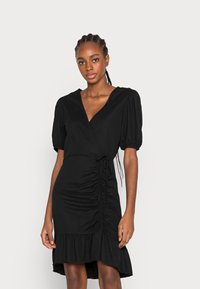 Vestido preto envolvente com mangas curtas bufantes, lado franzido e bainha com volantes. Feito de um material suave, apresentando um design de decote em V profundo.