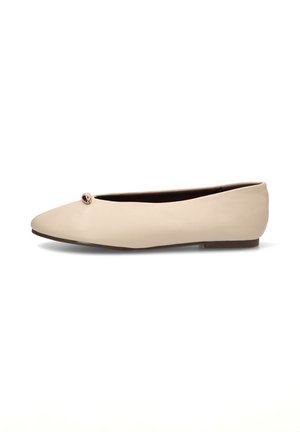 Zapato plano beige con puntera puntiaguda y pequeño detalle decorativo dorado cerca de la parte delantera, mostrado de perfil sobre un fondo blanco.