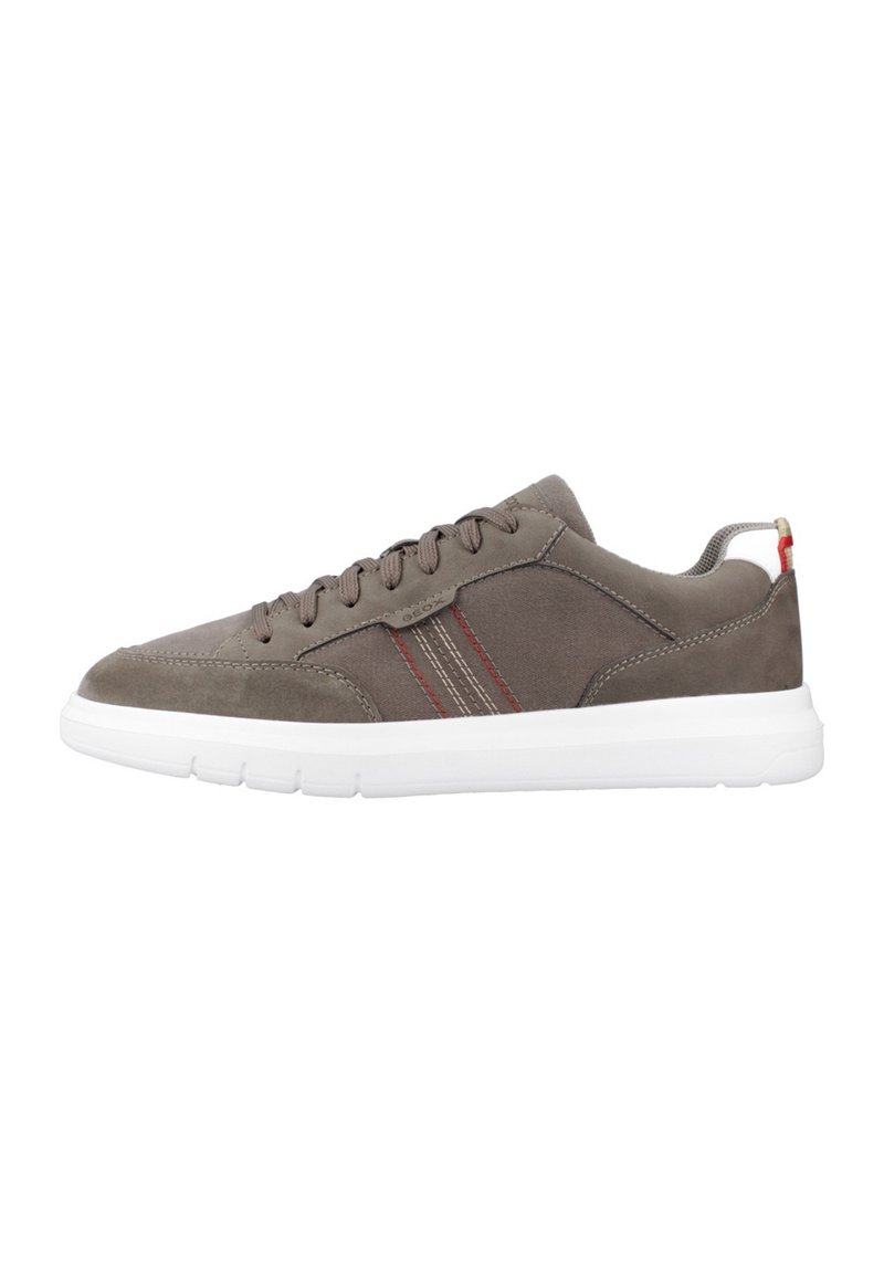 Sneaker in suede grigio con suola in gomma bianca, punta rotonda e design con lacci. Presenta strisce rosse e bianche lungo il lato e un'etichetta sul tallone con texture.
