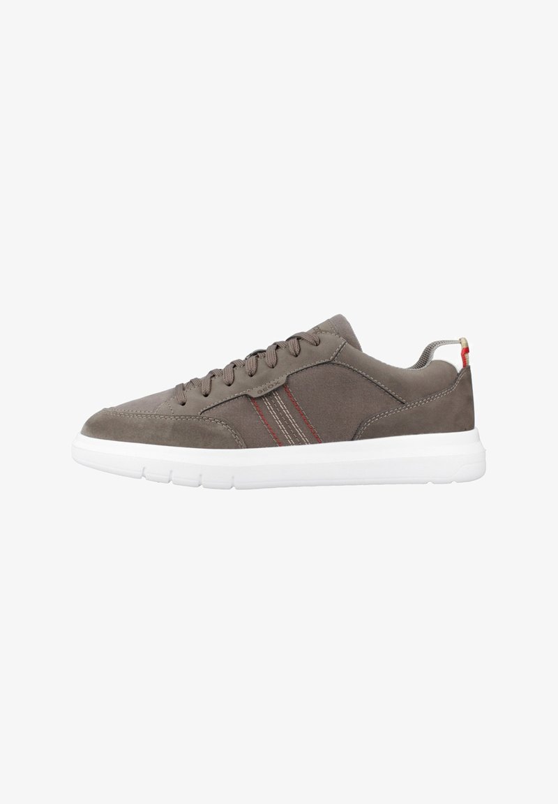 Sneaker in suede grigio con suola in gomma bianca, punta rotonda e design con lacci. Presenta strisce rosse e bianche lungo il lato e un'etichetta sul tallone con texture.