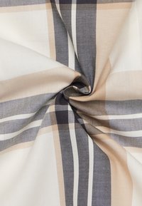 Beige-weißer Karostoff mit dunkelgrauen und hellbraunen Streifen, ausgestattet mit einer glatten Textur und gewebtem Muster, in einer Spirale verdreht.
