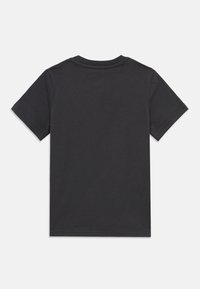 Μπλουζάκι με κοντά μανίκια από βαμβάκι σε σκούρο γκρι. Διαθέτει στρογγυλή λαιμόκοψη, απλό σχέδιο και καθαρές ραφές. Η πίσω όψη δεν έχει γραφικά ή εκτυπώσεις.