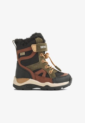 Schwarzer und olivgrüner Kinderstiefel mit Kunstpelzkragen, hellbraunen Akzenten, Textil- und Gummimaterialien, Schnürsystem und robustem Profil.