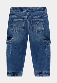 Pantaloni in denim di colore blu medio, caratterizzati da una cintura elastica, tasche cargo ai lati e due tasche posteriori con dettaglio del logo del marchio.