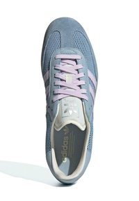 Plavi Adidas patik s svijetloplavim vezicama i prugama, gornji dio od mrežaste i nubuk kože, prikazan odozgo na bijeloj pozadini.