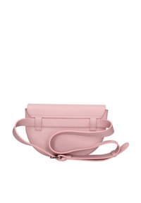 Borsa a tracolla in pelle rosa con forma arrotondata, chiusura superiore piatta e tracolla regolabile. Presenta una finitura texturizzata e hardware minimale.