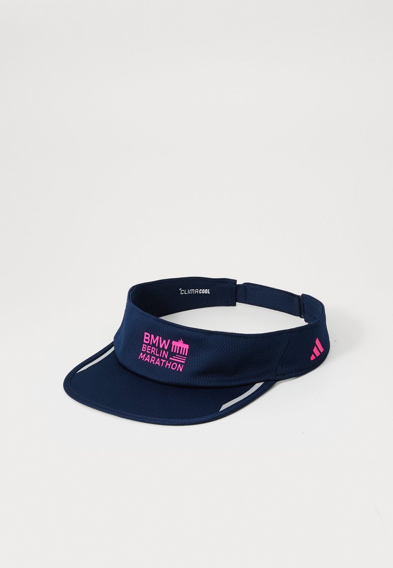 Marineblå skyggehue lavet af åndbart materiale, med pink "BMW Berlin Marathon" logo og Adidas striber. Inkluderer ClimaCool-teknologi.
