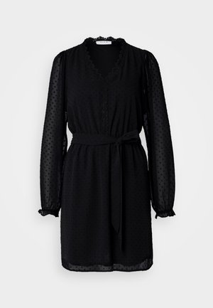 Čierne šaty vyrobené z textúrovanej tkaniny s bodkami, s dlhými rukávmi, H-výstrihom, čipkovým lemovaním a opaskom na viazanie v páse.