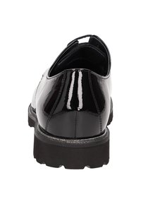 Scarpa in pelle laccata nera con punta arrotondata, suola spessa e texture, e silhouette elegante. Caratterizzata da una finitura liscia e tacco basso.