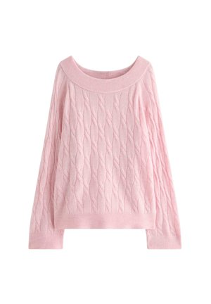 Lyserød kabelstrikket sweater med lange ærmer og bred ribstrikket rund halsudskæring, manchetter og kant, vist fladt på hvid baggrund.