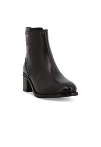 Stivaletto in pelle nera con punta arrotondata, cuciture a vista e tre bottoni decorativi in tonalità oro sul lato esterno. Design con tacco a blocco.