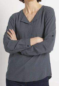 Laivan sininen pallohaalari, jossa on V-pääntie, pitkät hihat ja napitettu hihansuu. Sisältää tekstuuripinnan ja rennon istuvuuden.