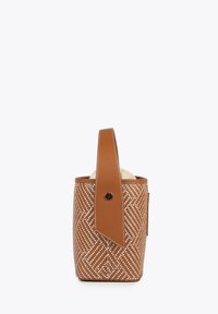 Bolsa tejida marrón con un patrón texturizado, forma cilíndrica y un asa plana. Presenta un interior claro en contraste y un cierre a presión.